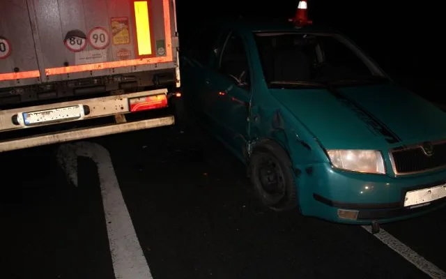 Tři auta v sobě, viník ujel. Na nájezdu na D1 u Přerova řidič nákladní soupravy nedal přednost