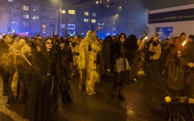 FOTOGALERIE: Čerti se světlicemi a andělé na koních. Mikulášský rej v Přerově přitáhl davy