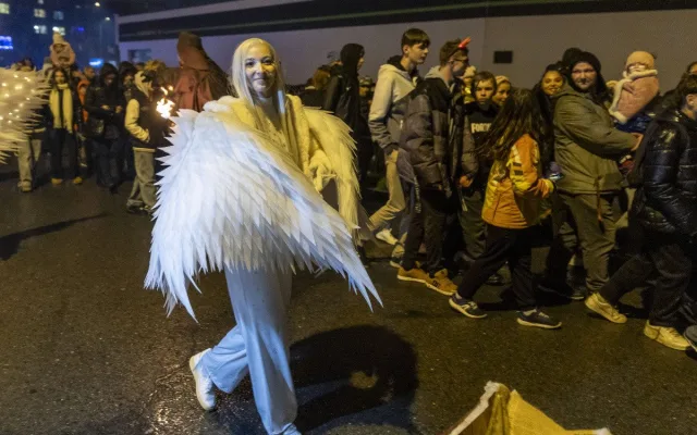 FOTOGALERIE: Čerti se světlicemi a andělé na koních. Mikulášský rej v Přerově přitáhl davy