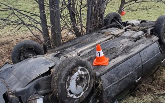 Osmnáctiletý řidič pod vlivem pervitinu převrátil auto na střechu. Ve voze byly ještě dvě mladé dívky