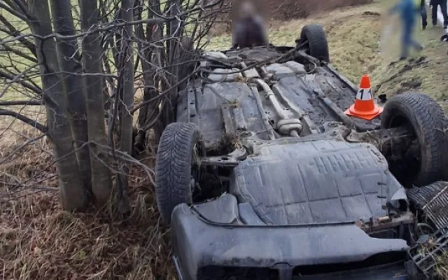 Osmnáctiletý řidič pod vlivem pervitinu převrátil auto na střechu. Ve voze byly ještě dvě mladé dívky