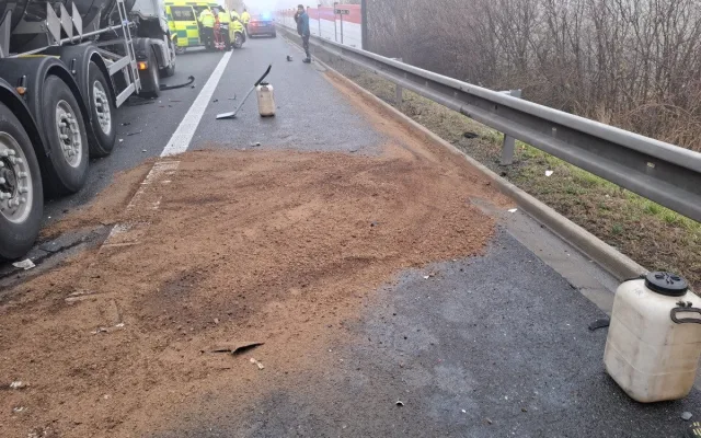Na dálnici u Lipníku nad Bečvou havarovala dvě nákladní auta. Řidič zůstal zaklíněný v kabině