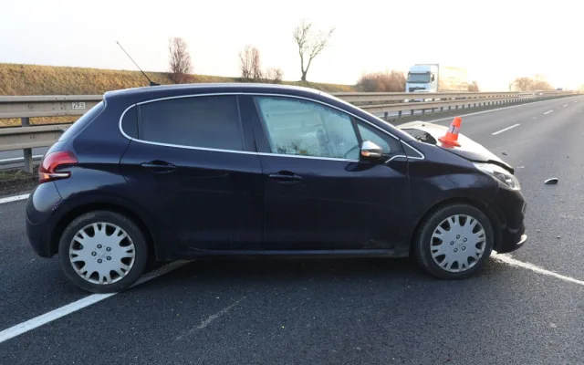 Letěl po dálnici do Prostějova a smetl auto před sebou. Doprava dvě hodiny stála