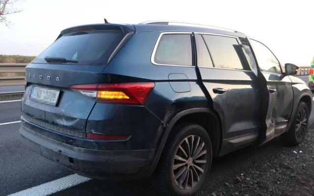 Letěl po dálnici do Prostějova a smetl auto před sebou. Doprava dvě hodiny stála