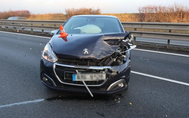 Letěl po dálnici do Prostějova a smetl auto před sebou. Doprava dvě hodiny stála