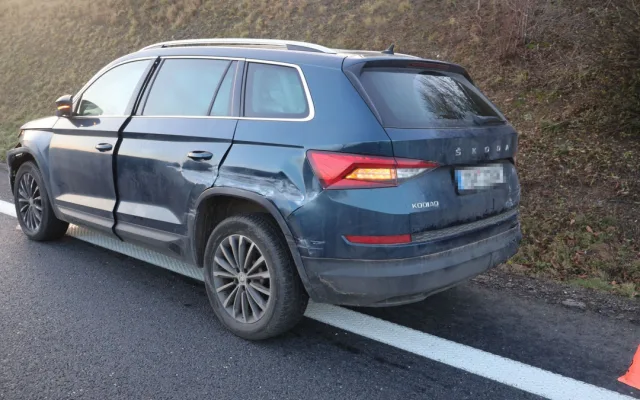 Letěl po dálnici do Prostějova a smetl auto před sebou. Doprava dvě hodiny stála