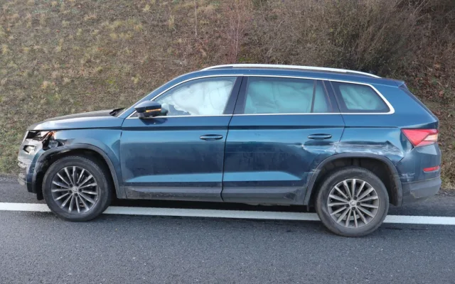 Letěl po dálnici do Prostějova a smetl auto před sebou. Doprava dvě hodiny stála