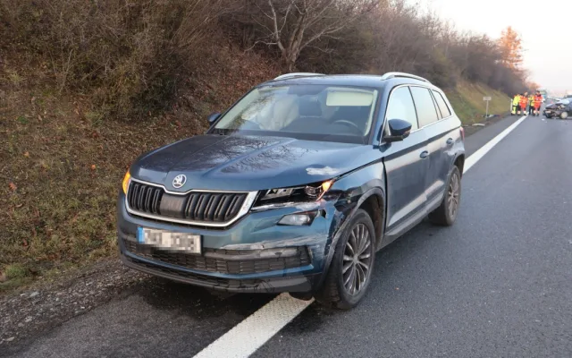 Letěl po dálnici do Prostějova a smetl auto před sebou. Doprava dvě hodiny stála