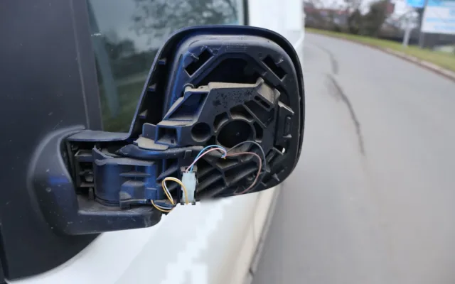 Opilý řidič měl v autě dvě malé děti bez sedaček. U Krčmaně narazil do značky a ujel
