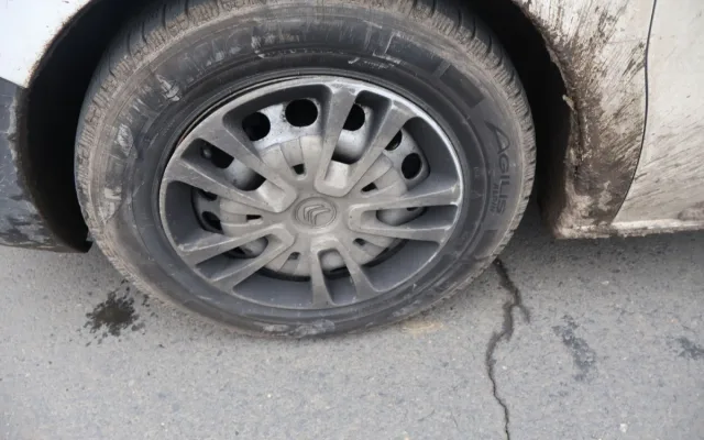 Opilý řidič měl v autě dvě malé děti bez sedaček. U Krčmaně narazil do značky a ujel