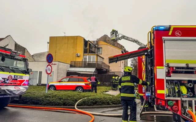 V Prostějově hořel dům, jedna osoba se zranila. Hasiči zasahovali v dýchací technice