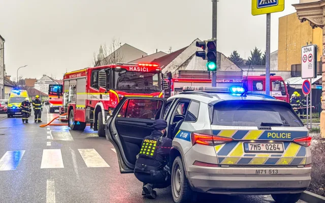 V Prostějově hořel dům, jedna osoba se zranila. Hasiči zasahovali v dýchací technice