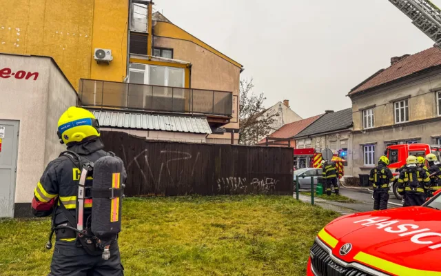 V Prostějově hořel dům, jedna osoba se zranila. Hasiči zasahovali v dýchací technice