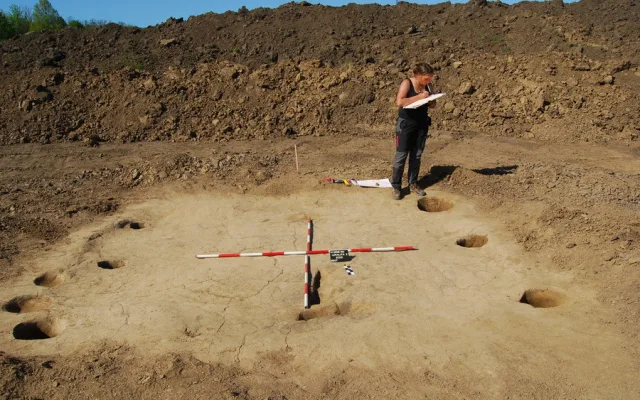 Modernizace trati přivedla archeology do Víceměřic. Objevili pohřebiště i pravěkou keramiku