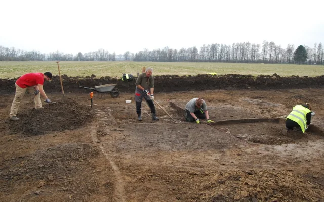 Modernizace trati přivedla archeology do Víceměřic. Objevili pohřebiště i pravěkou keramiku