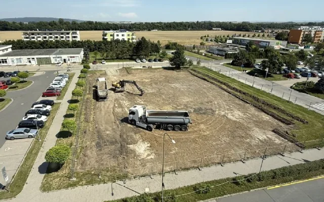 Nemocnice v Prostějově má nové kapacitní parkoviště, týdny se čekalo na kolaudaci