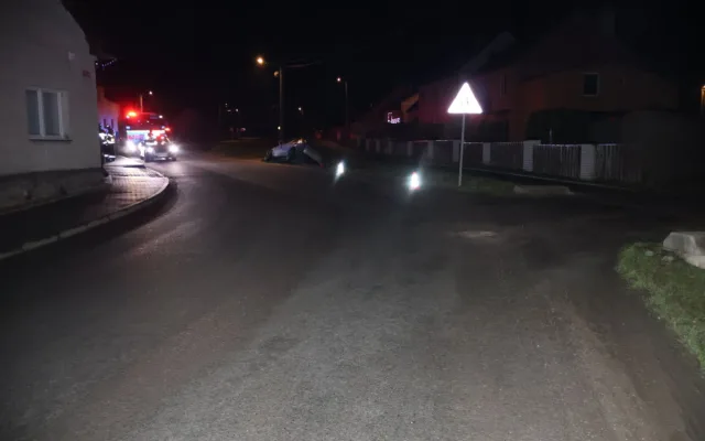 V Nové Hradečné u mateřské školy auto vyletělo ze silnice. Řidič měl dvě promile