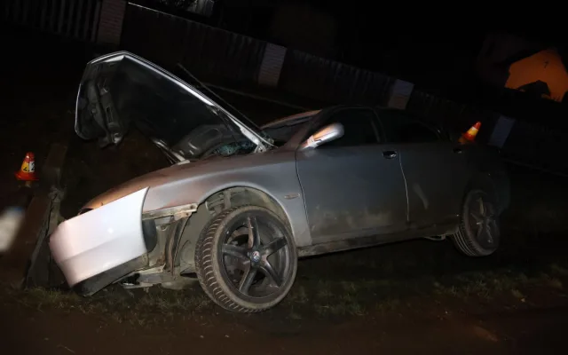 V Nové Hradečné u mateřské školy auto vyletělo ze silnice. Řidič měl dvě promile