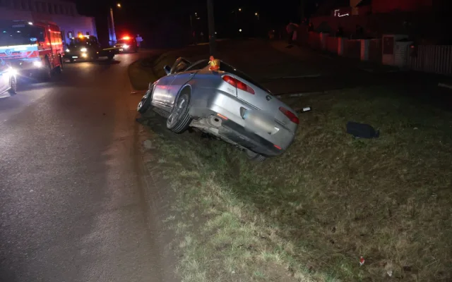 V Nové Hradečné u mateřské školy auto vyletělo ze silnice. Řidič měl dvě promile
