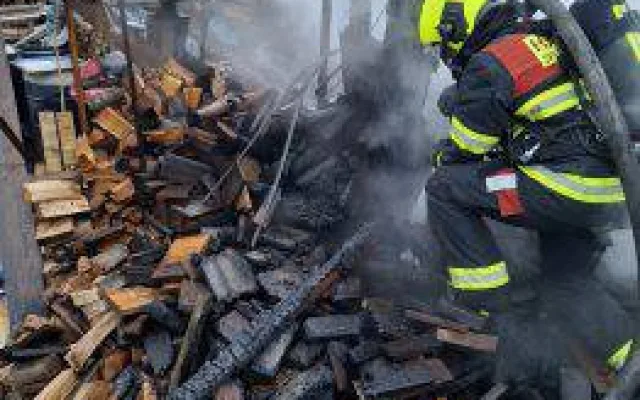 Při požáru dvou chat v Přerově explodovala plynová lahev, zásah komplikoval vítr