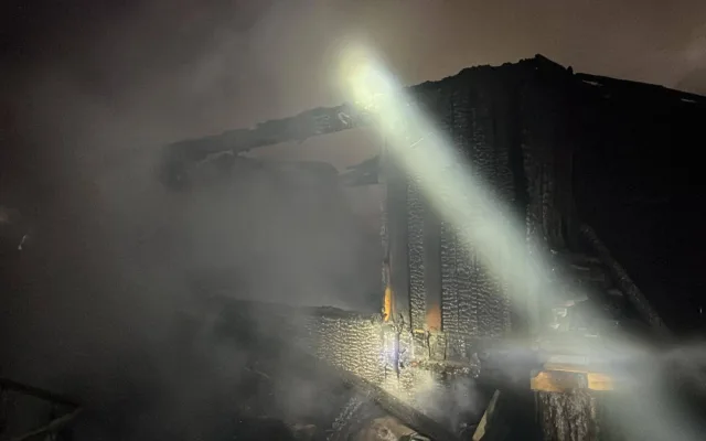 Při požáru dvou chat v Přerově explodovala plynová lahev, zásah komplikoval vítr