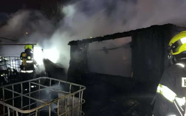 Při požáru dvou chat v Přerově explodovala plynová lahev, zásah komplikoval vítr