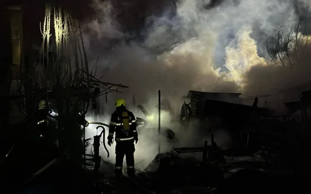 Při požáru dvou chat v Přerově explodovala plynová lahev, zásah komplikoval vítr
