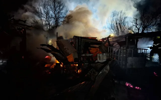 Při požáru dvou chat v Přerově explodovala plynová lahev, zásah komplikoval vítr