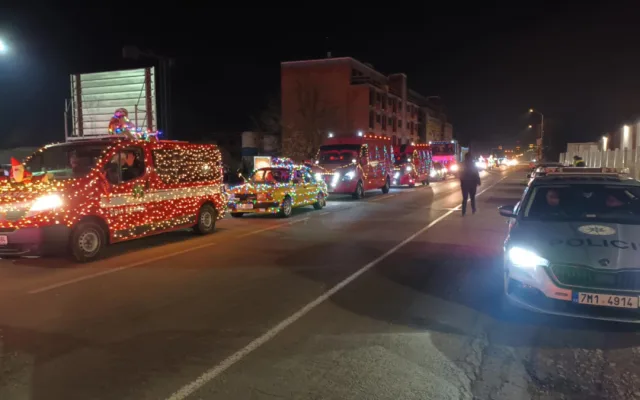 FOTO, VIDEO: Svítící nádhera v ulicích. Stovky lidí v Prostějově sledovaly tradiční Vánoční jízdu