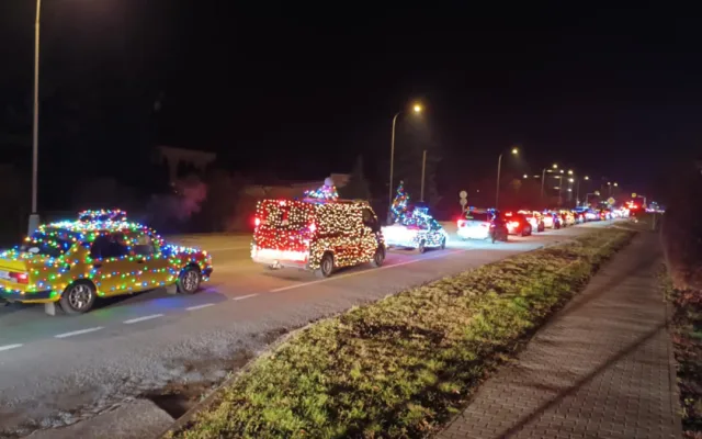 FOTO, VIDEO: Svítící nádhera v ulicích. Stovky lidí v Prostějově sledovaly tradiční Vánoční jízdu