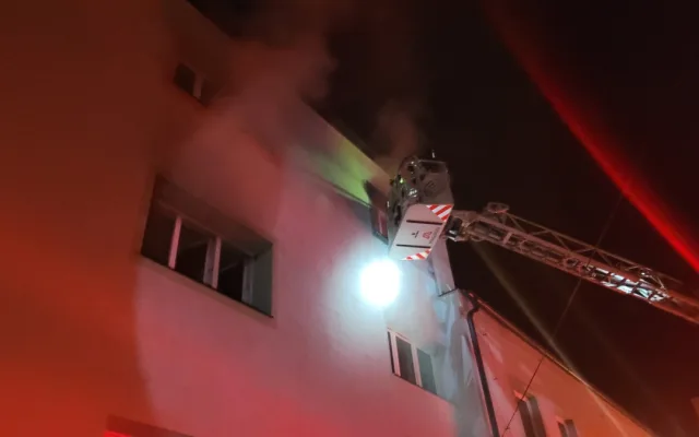 Hořela základní škola v Lutíně. Obyvatele a psa hasič dostávali ven okny, nadýchali se kouře