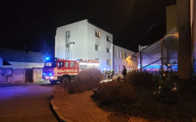 Hořela základní škola v Lutíně. Obyvatele a psa hasič dostávali ven okny, nadýchali se kouře