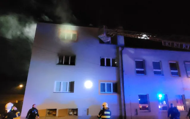 Hořela základní škola v Lutíně. Obyvatele a psa hasič dostávali ven okny, nadýchali se kouře