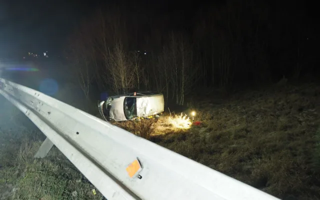 Mladá žena vyletěla z havarovaného auta, které u Bludova spadlo ze svahu. Nebyla připoutaná