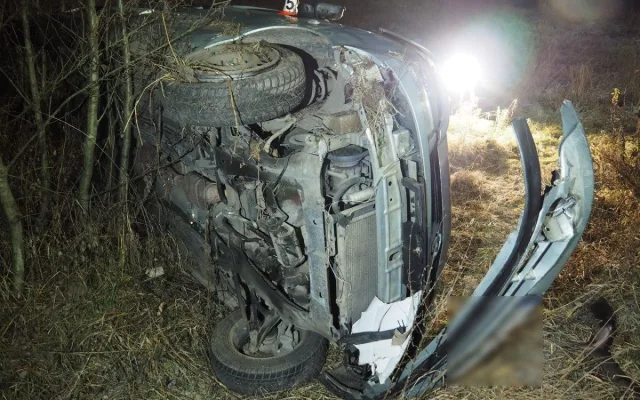 Mladá žena vyletěla z havarovaného auta, které u Bludova spadlo ze svahu. Nebyla připoutaná