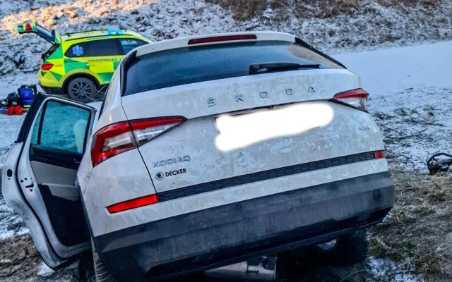 Po ošklivé nehodě na dálnici u Velkého Týnce zůstaly v autě zaklíněné čtyři osoby