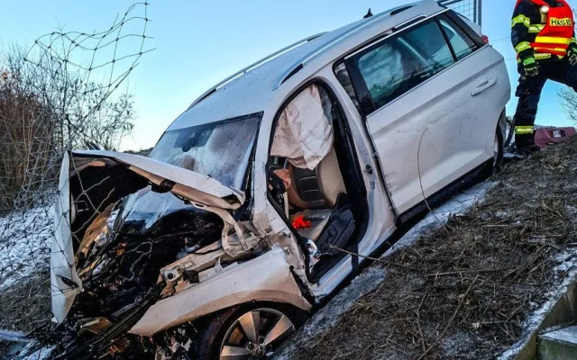 Po ošklivé nehodě na dálnici u Velkého Týnce zůstaly v autě zaklíněné čtyři osoby