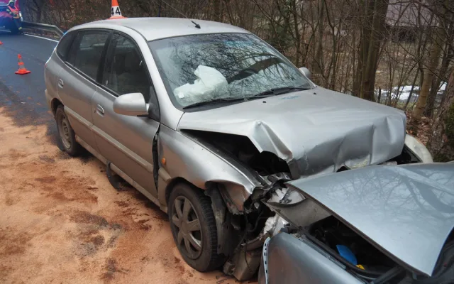 Řidič utekl od nehody, u Štítů se srazil s protijedoucím autem. Hrozí mu pět let