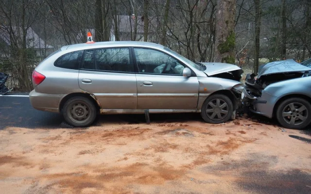 Řidič utekl od nehody, u Štítů se srazil s protijedoucím autem. Hrozí mu pět let