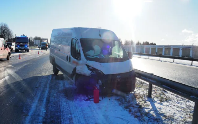 Řidiči podcenili sněžení. Hromadná nehoda u Mohelnice, kamiony zablokované na dálnici