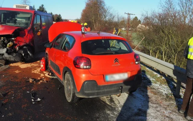 Řidiči podcenili sněžení. Hromadná nehoda u Mohelnice, kamiony zablokované na dálnici
