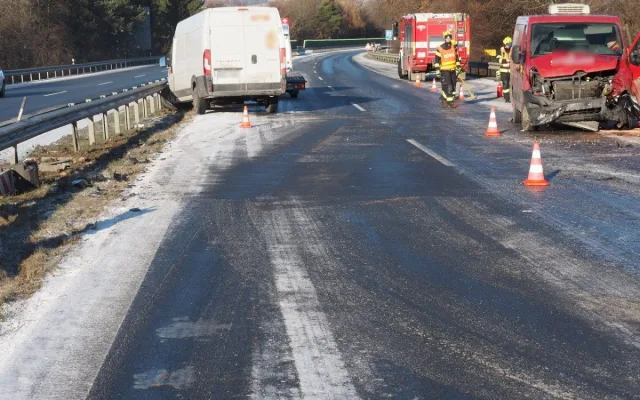 Řidiči podcenili sněžení. Hromadná nehoda u Mohelnice, kamiony zablokované na dálnici