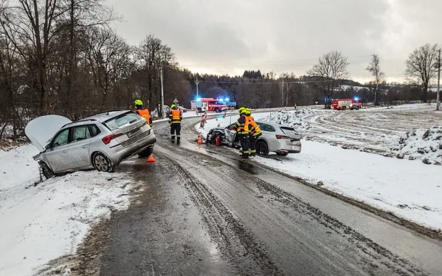 Řidiči podcenili sněžení. Hromadná nehoda u Mohelnice, kamiony zablokované na dálnici