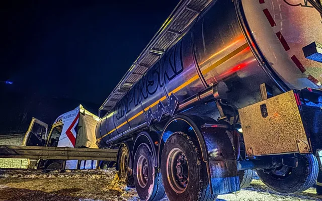Řidiči podcenili sněžení. Hromadná nehoda u Mohelnice, kamiony zablokované na dálnici
