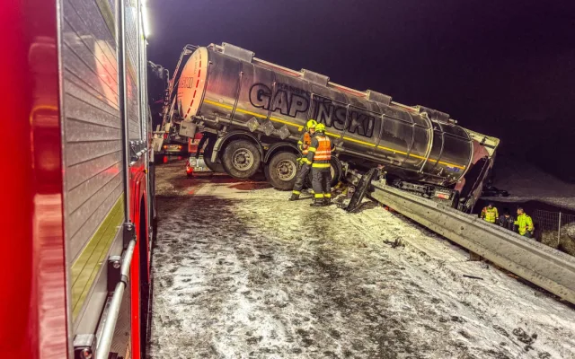 Řidiči podcenili sněžení. Hromadná nehoda u Mohelnice, kamiony zablokované na dálnici
