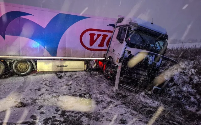 Řidiči podcenili sněžení. Hromadná nehoda u Mohelnice, kamiony zablokované na dálnici