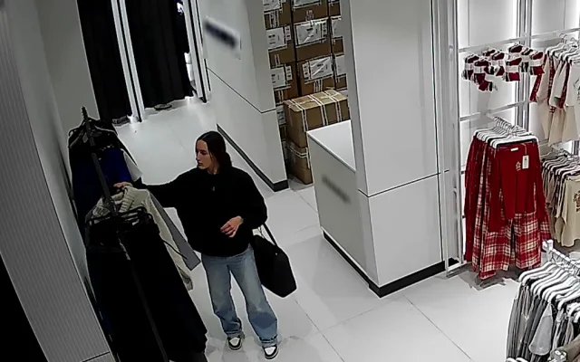 V Olomouci někdo ukradl dámské oblečení za 11,5 tisíce korun. Policie pátrá po neznámé ženě