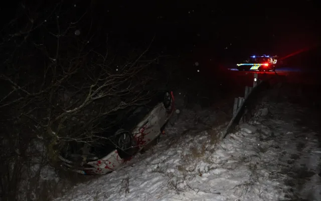 Notně opilý řidič převrátil na Nový rok u Nemilan auto na střechu. Skončil v nemocnici
