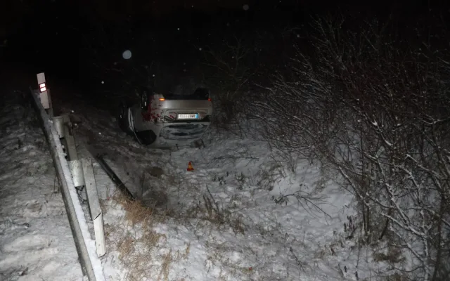 Notně opilý řidič převrátil na Nový rok u Nemilan auto na střechu. Skončil v nemocnici
