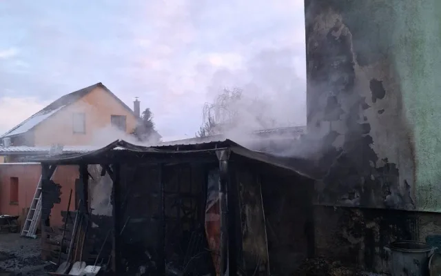 U Šternberka hořela přístavba domu, uvnitř byla i zásoba propan-butanových lahví